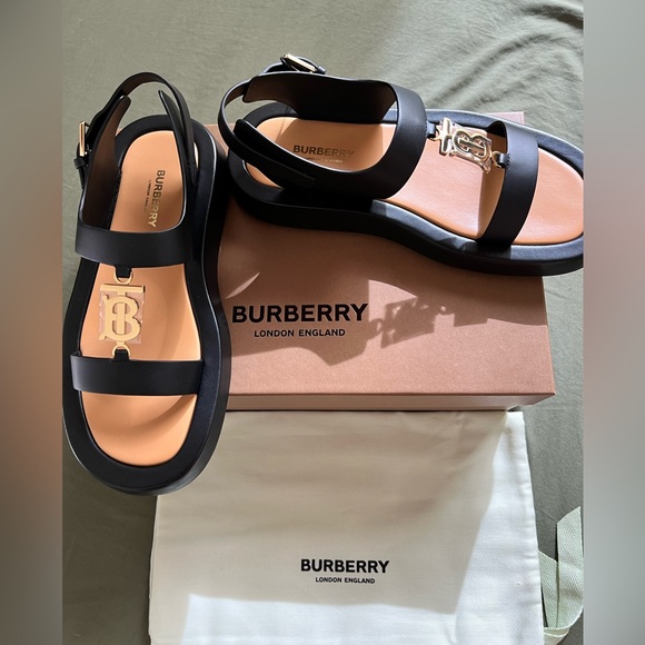 COPY - NEW! BURBERRY
Buckingham Logo Leather Slingback
Sandals - Picture 3 of 6